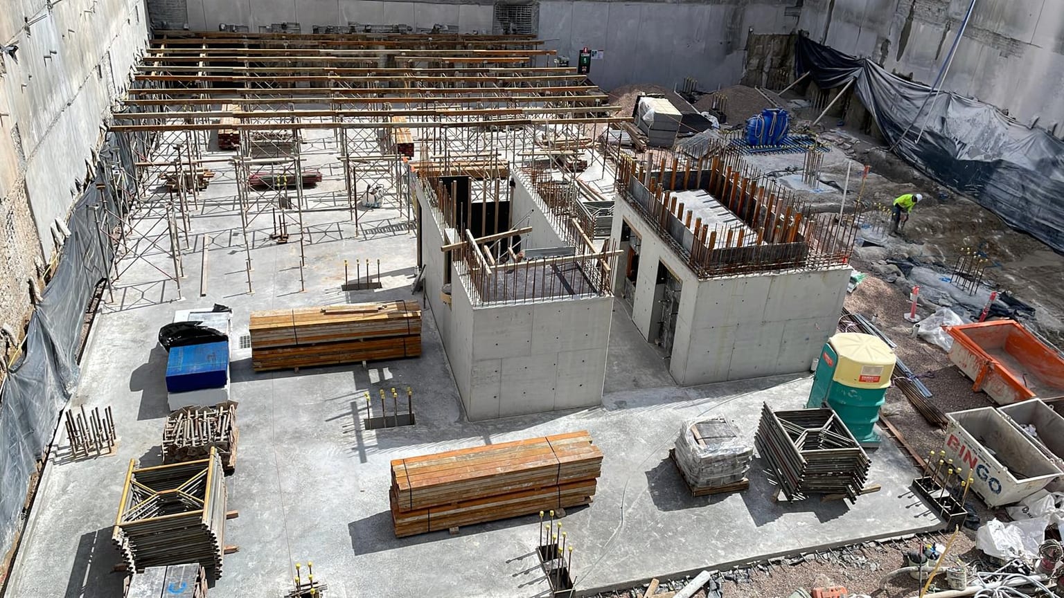 Basement walls, core elements and shoring prepared for the next suspended slab.